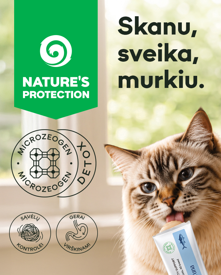 Nature's Protection kreminiai funkciniai skanėstai katėms – katė ragauja funkcinį skanėstą